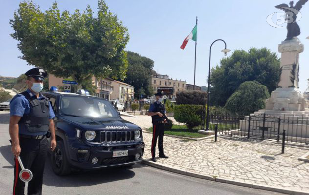 Dà fuoco al letame e provoca un incendio in un'area di oltre 2mila metri quadri: 62enne nei guai