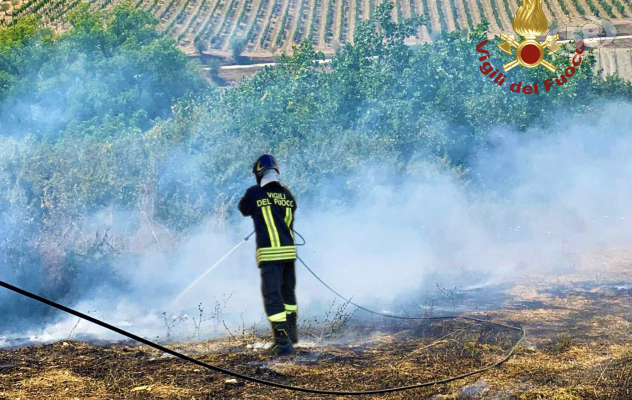 Irpinia, 50 incendi in un giorno: super lavoro per i caschi rossi