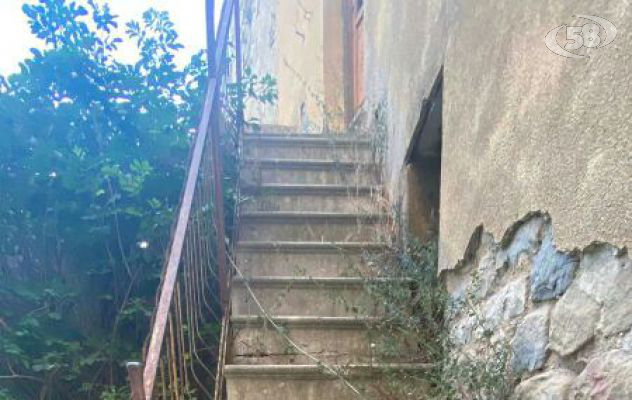 Entra in una casa disabitata, crolla il solaio: 25enne precipita al piano inferiore