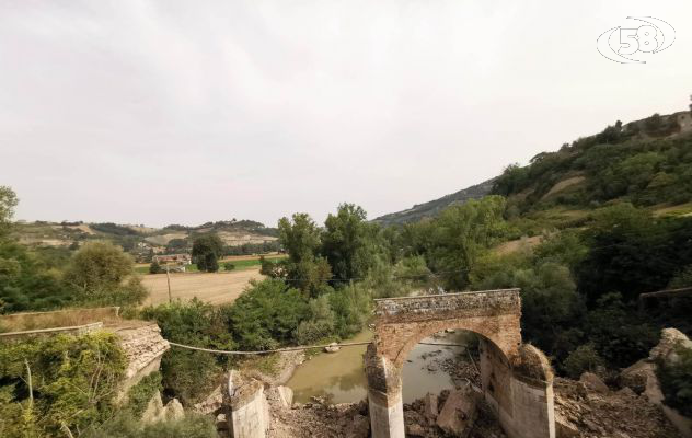 Crolla parte dello storico ponte sul fiume Calore, “grave perdita per il patrimonio”