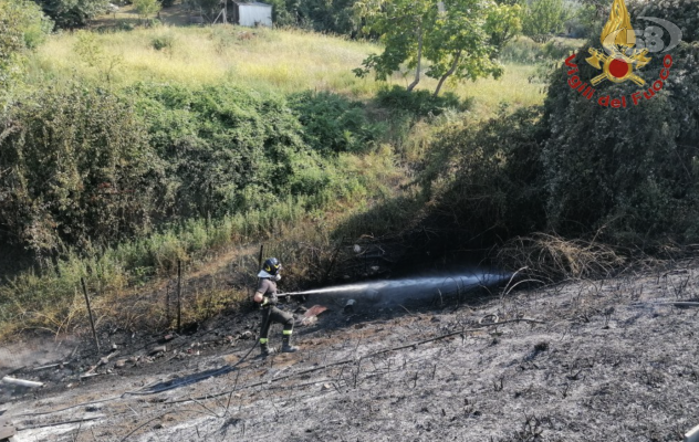 Ancora una giornata di fuoco: decine di incendi