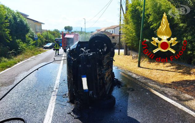 Grotta, auto si ribalta e va a fuoco: paura per un 35enne di Mirabella