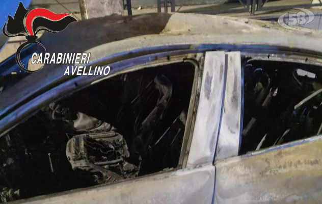 Fuoco all'auto del suo ex titolare: denunciato