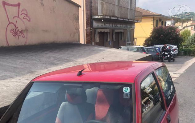 Paura in centro, 82enne alla guida investe una donna di 40 anni