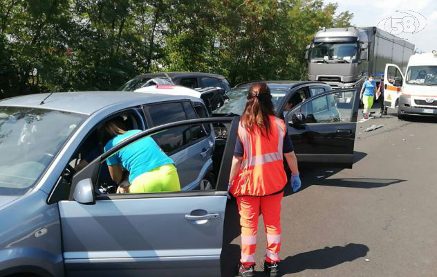 Paura sul raccordo, tamponamento tra due auto: tre feriti