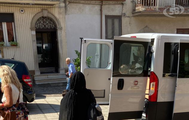 Sant'Angelo All'Esca, famiglia afghana ospitata nella piazza del paese 