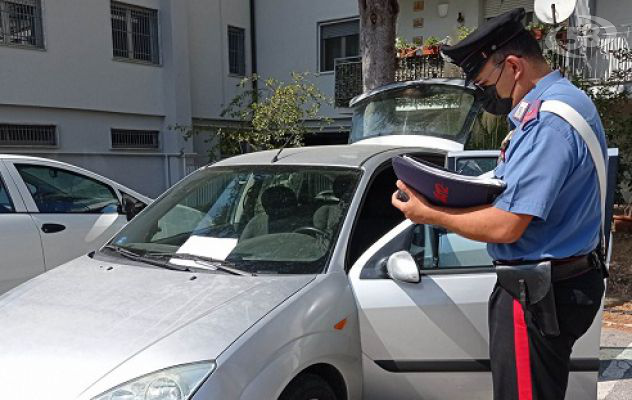 Inseguimento nella notte, banda di ladri in fuga: furto sventato