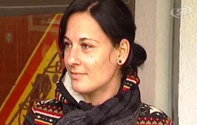 Antonella, 34 anni e tre figli: dorme in macchina. Ecco la sua storia/Guarda l'intervista