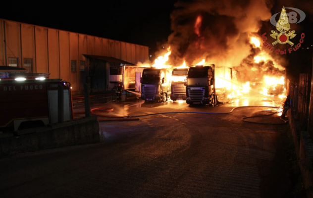 Valle del Sabato, deposito di Tir in fiamme: paura nella notte