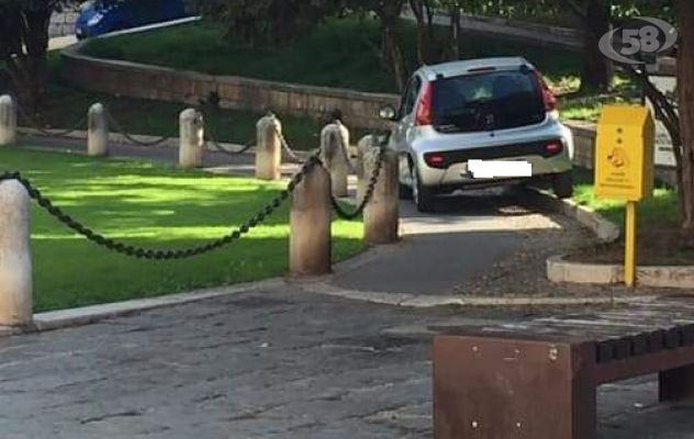 Circola con l'auto nell'area pedonale dell'Arco di Traiano, sconcerto tra i passanti