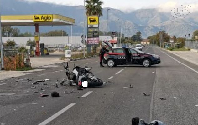 Scontro tra una moto e un autocarro, centauro in ospedale