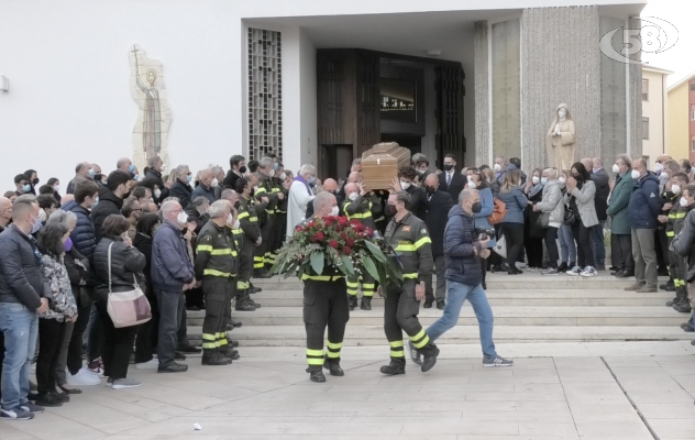 Applausi e lacrime per Bellizzi, folla per l'ultimo saluto /VIDEO