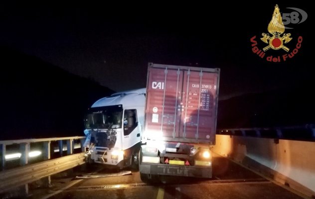 Scontro auto-tir sull'A16, corsia bloccata in direzione Napoli