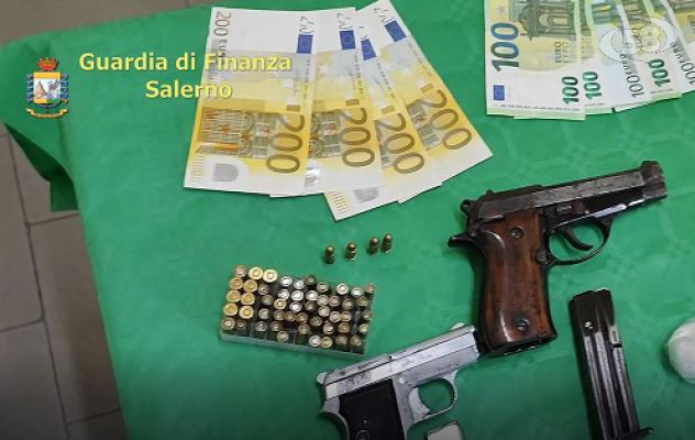 Due pistole, cartucce, droga e denaro in contante: arrestato/VIDEO 