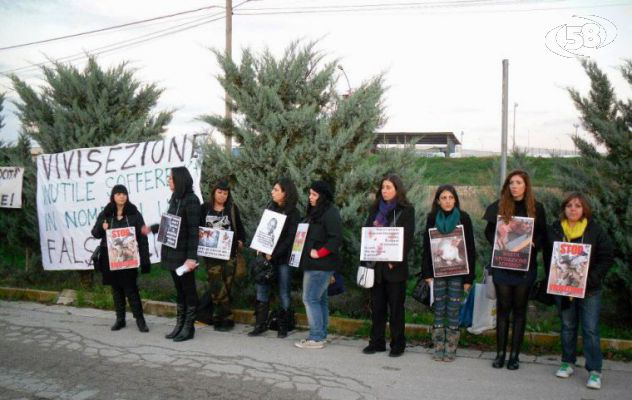 Ariano, gli attivisti in protesta davanti a Biogem: "Lottiamo contro la sperimentazione animale"
