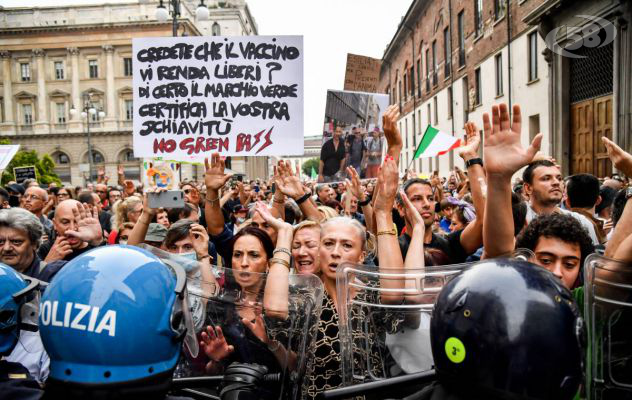 ''Basta, non ne possiamo più'', l'Irpinia ''Sì vax'' alza la voce