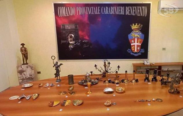 Ruba calici in Chiesa e lampadari, preso 48enne