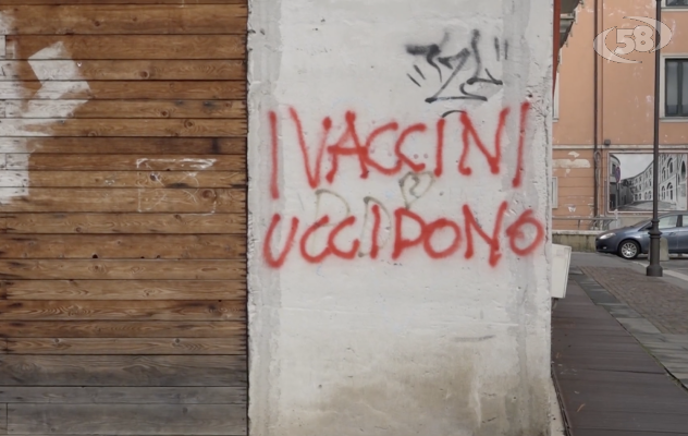 ''I vaccini uccidono'', scritte no vax sui muri di Avellino /VIDEO