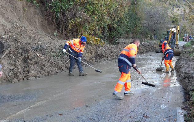 Frana sulla strada provinciale, riapre la Vitulanese