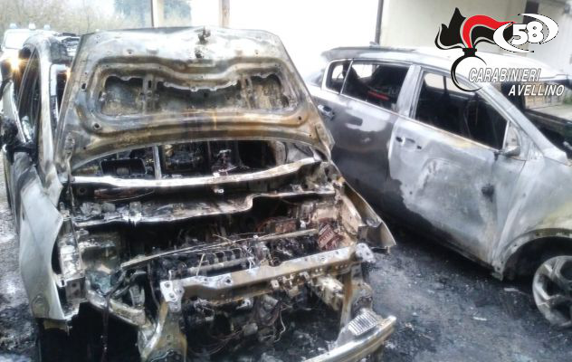 Due auto in fiamme nella notte a Forino: s'indaga