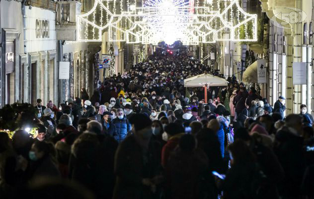 Covid, De Luca firma l'ordinanza: ecco i divieti per le feste