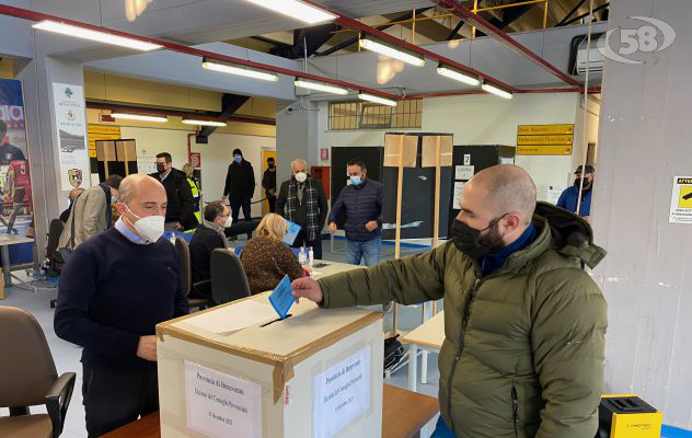 Consiglio provinciale, urne aperte al Palatedeschi: primo elettore il consigliere Capozzi