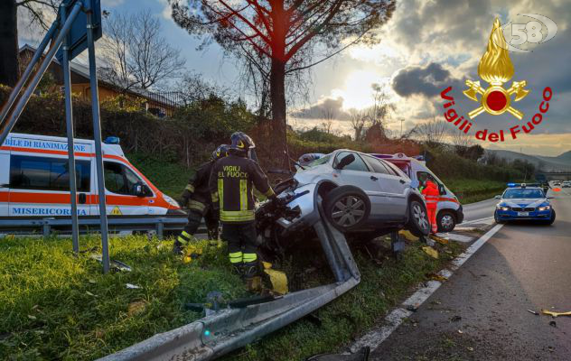 Sbanda e finisce fuori strada, uomo in ospedale