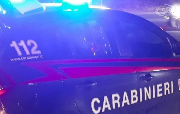 Armato di pistola terrorizza dipendenti e clienti, è caccia al rapinatore