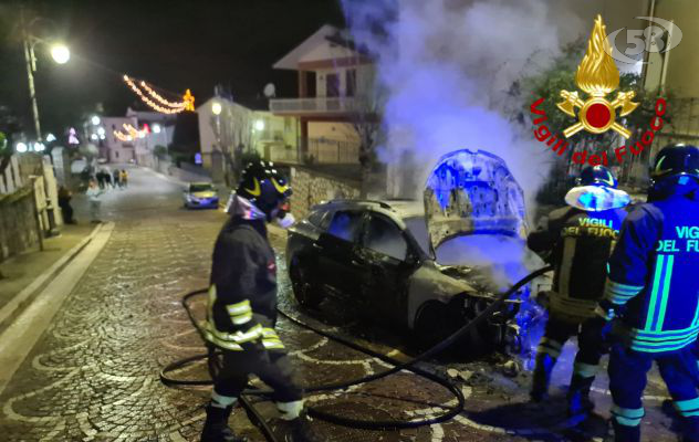 Sorbo Serpico, auto a fuoco nella notte