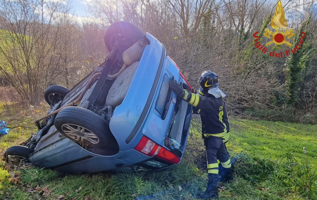 Va fuori strada, abbatte un albero e si ribalta. Durante i soccorsi, un'auto piomba sui caschi rossi. Ferito anche un passante