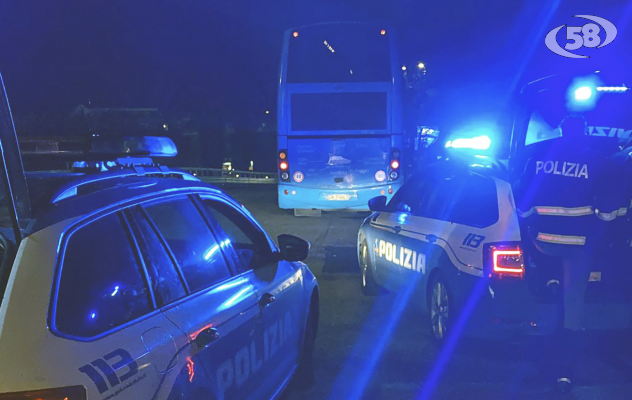 Lanciano sasso dal cavalcavia dell’A16, centrato bus dell’Air