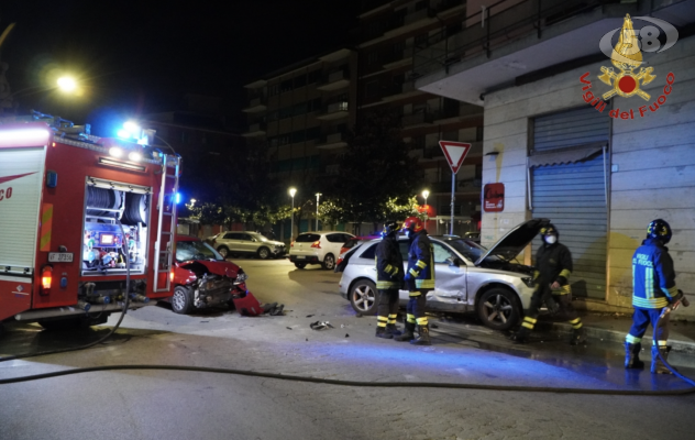 Scontro tra auto, una finisce contro condotta del gas