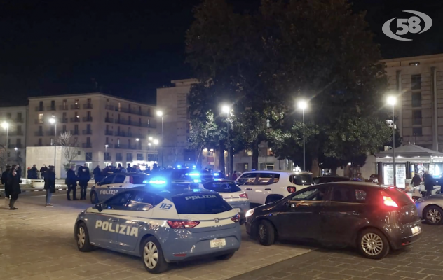 Aperitivo no vax in piazza: attivisti identificati dalla Polizia/VIDEO