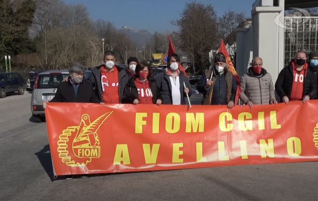 Strada dissestata, sit-in della Fiom Cgil davanti allo stabilimento Denso