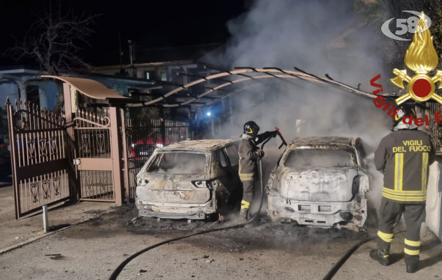 Due auto a fuoco nel cortile di un'abitazione