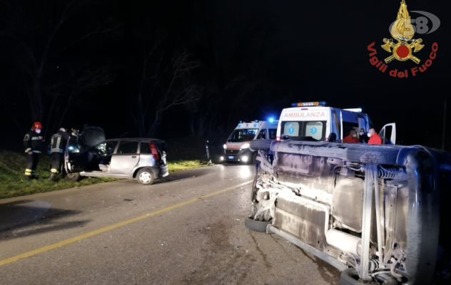 Violento impatto tra auto: due feriti in ospedale