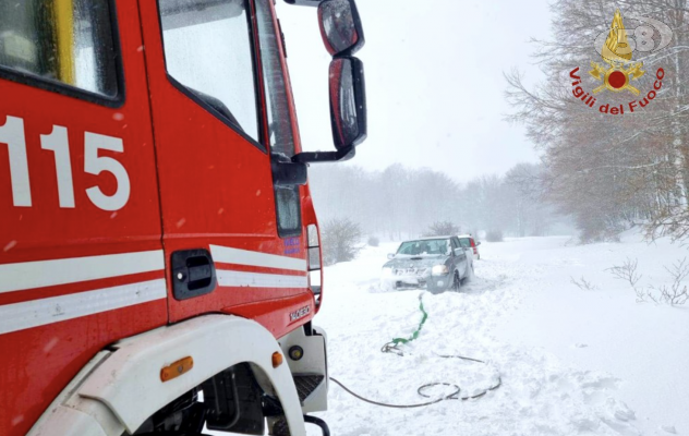 Vento sull'Irpinia, neve sul Laceno: super lavoro per i caschi rossi