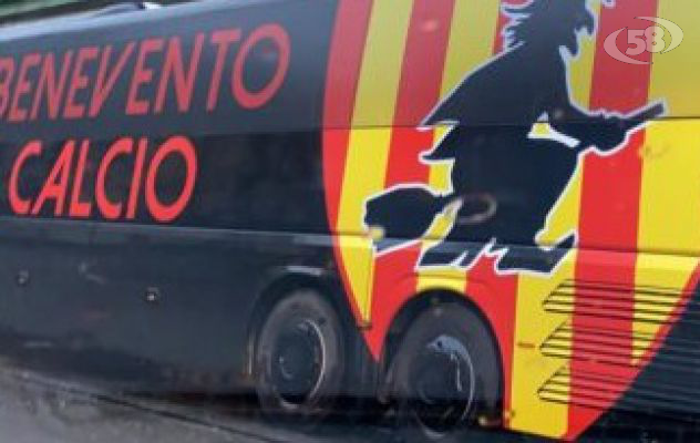 Sasso scagliato contro il pullman del Benevento Calcio: è caccia ai teppisti