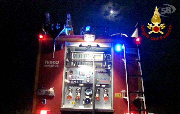 Calitri, auto finisce contro un muretto: 41enne incastrato tra le lamiere
