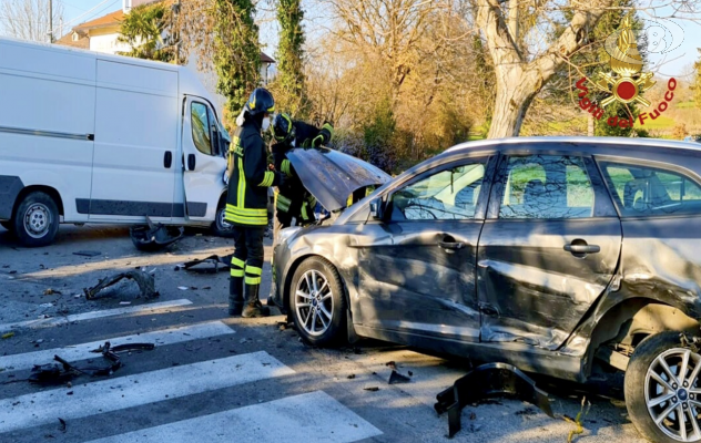 Frigento, scontro tra due auto e un furgone: 6 in ospedale