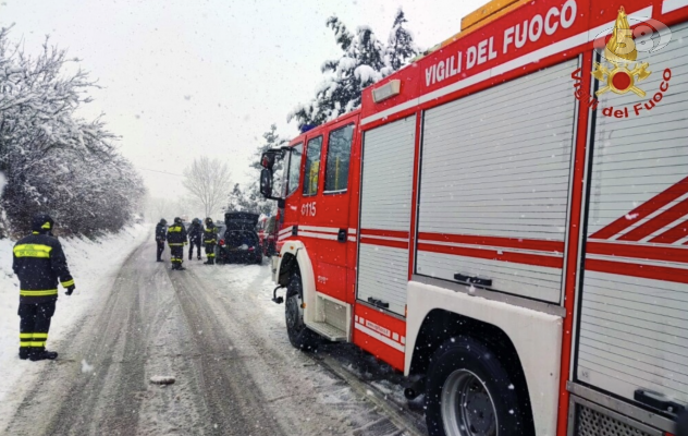 Neve sull'Alta Irpinia, 4 auto bloccate a Montevergine