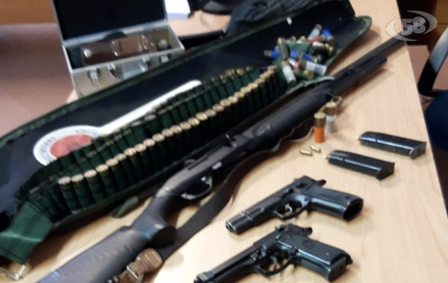 Pistole, fucili e munizioni: arsenale in casa, scatta il sequestro