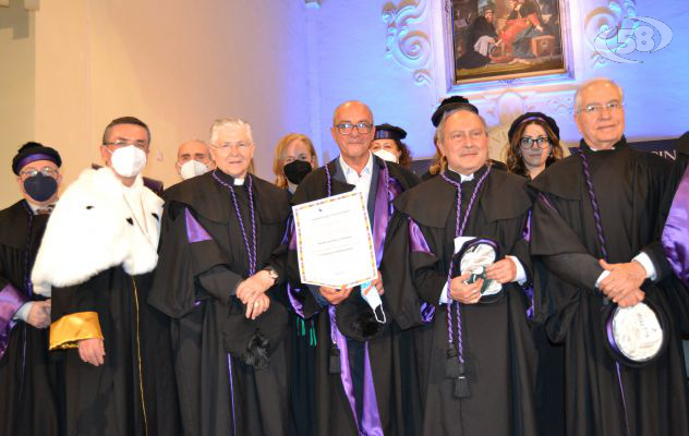  Laurea Honoris Causa al parroco della Sanità, padre Antonio Loffredo/VIDEO