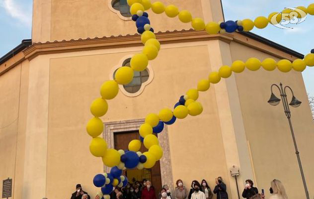 Preghiera per la pace, in cielo un 'Rosario' di palloncini gialli e blu