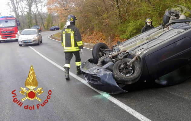 Frigento, giovane donna sbanda e si ribalta