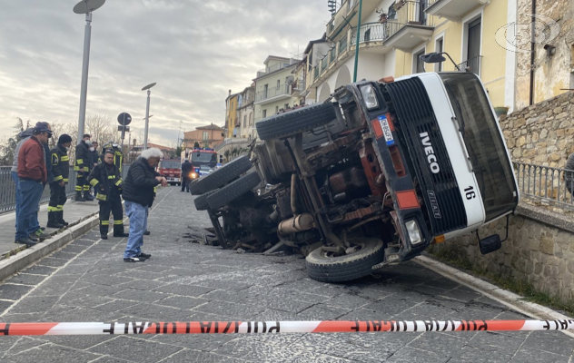 Ariano, cede la Russo-Anzani: sprofonda una betoniera