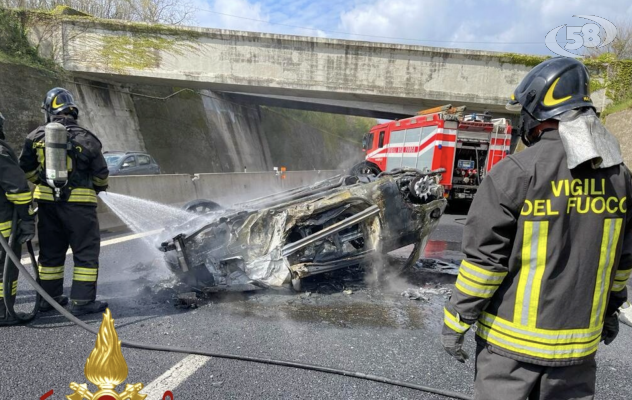 Auto tampona un mezzo, si ribalta e prende fuoco