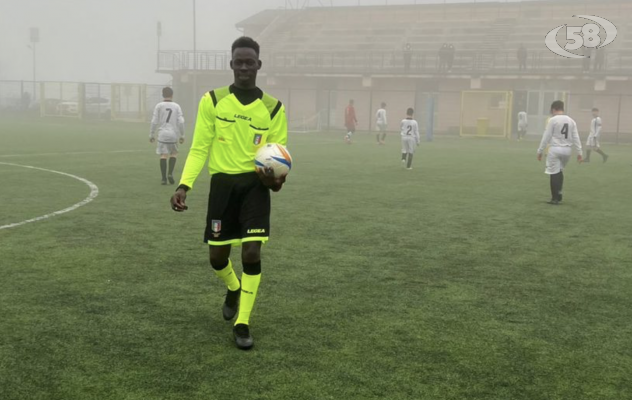 Dal barcone della speranza ai campi di calcio, l’arbitro 'migrante' di Monteleone di Puglia: un cartellino rosso al razzismo