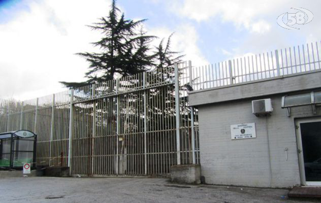 Uccise l'amante della moglie, tenta il suicidio nel carcere di Ariano: salvato dalla Polizia penitenziaria