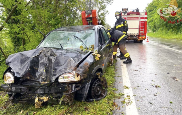 Auto sbanda e finisce in un dirupo, due anziani in ospedale